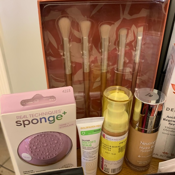 MAKEUP AND SKINCARE BUNDLE OF 35 NEW ITEMS NAME BRANDS - Picture 6 of 10